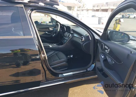 2017 Mercedes-Benz C 300 z USA, uszkodzony, nr VIN 55SWF4JB4HU228255